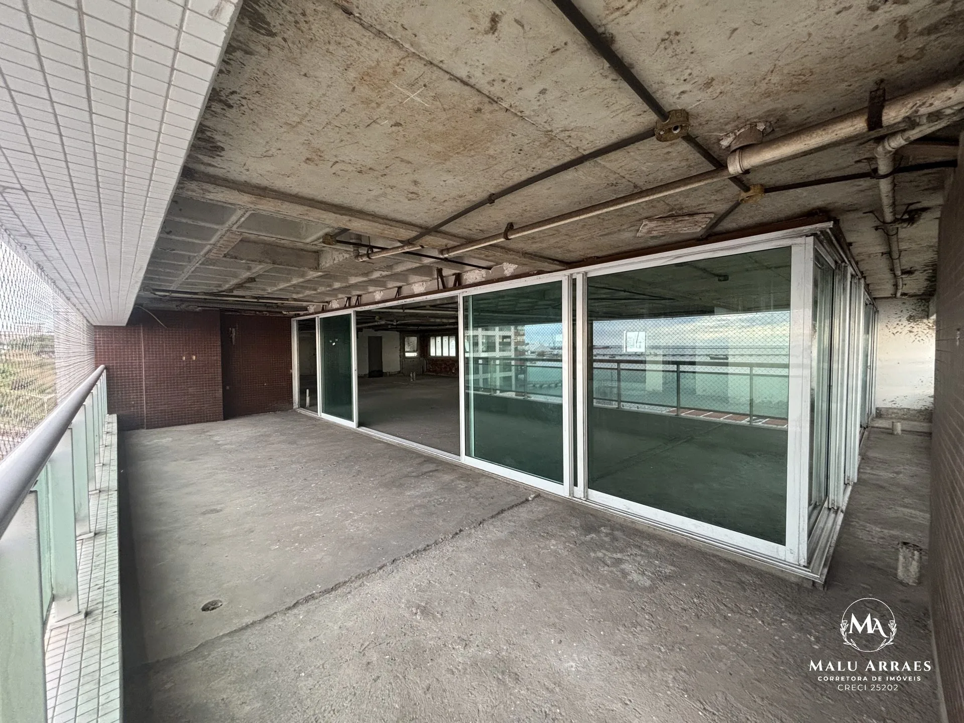 Apartamento exclusivo frente al mar en estado shell - 2